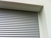 Detail roleta podomietku pred okenná