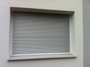 Detail roleta podomietku pred okenná