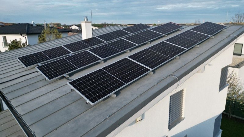 Inštalácia fotovoltickej elektrárne na rodinný dom - Malinovo - zariadim.sk EmotionBuildings embu.sk - recenzie, referencie, skúsenosti